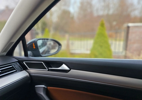 Volkswagen Passat cena 68600 przebieg: 246000, rok produkcji 2015 z Gliwice małe 466